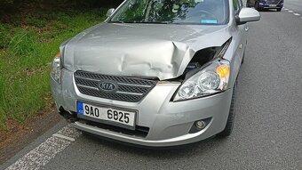 Prodám KIA CEED 1,4 BENZÍN lehce bouraný předek - 4