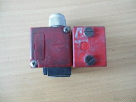 Pojistková pouzdra, koncové spínače, Bezpečnostní spínač. - 4