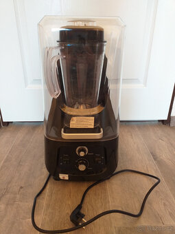 Smoothie mixér s odhlučňovacím víkem - 4