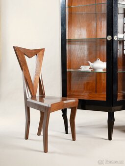 KUBISTICKÁ VITRÍNA ROHOVÁ - 4