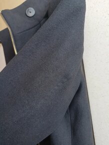 Černý kabátek značky Zara Basic se zlatými detaily a kapucí - 4