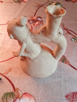 Soška  milenci  na lavičce, opice  sedici - 4