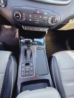 Kia Sorento, 2,2 crdi; 7 míst - 4