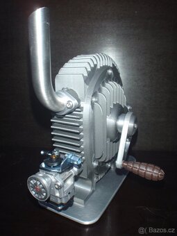 Velký (výška 25cm) výukový model Wankelova motoru - 4