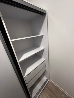 Šatní skříň LITOLARIS 250 se zrcadlem – téměř nová - 4