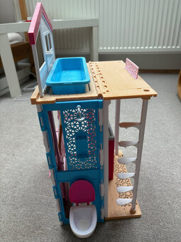 Domeček pro panenky + 4 panenky - 4