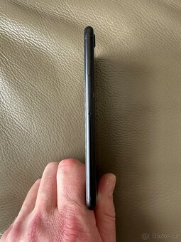 iPhone SE 2020 64Gb černý - 4
