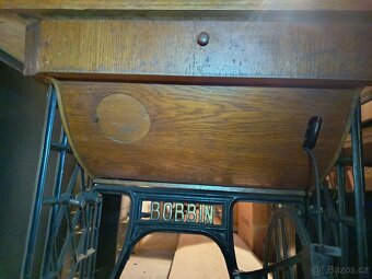 Šicí stroj Bobbin se starožitnou výbavou - 4
