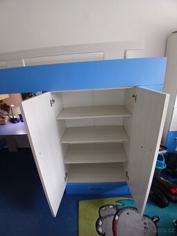Vyvýšená postel se skříní a stolem - 4