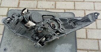 Pravý přední světlomet Peugeot 5008 - 4