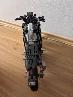 LEGO motorka Yamaha MT10-SP - 4