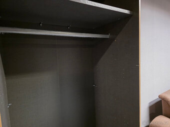 Nová hnědošedá šatní skříň zašupovací - 4