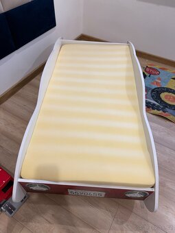 Dětská postel ve tvaru závodního auta - 4