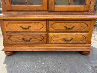 Rustikální masivní vitrína s policemi - 4