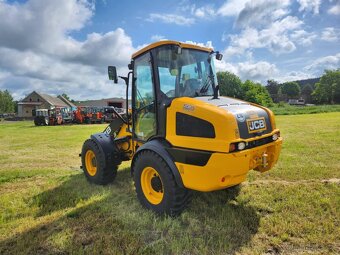 KLOUBOVÝ NAKLADAČ JCB 409 - 4