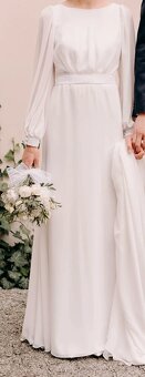 jednoduché a trochu starosvětské svatební šaty s rukávem - 4