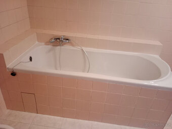 zachovalý bidet, umyvadlová skříňka, vana, záchod - 4