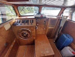KAJUTOVÁ MOTOROVÁ LOĎ CRUISER VČETNĚ KOTVIŠTĚ V SEBUZÍNĚ. - 4
