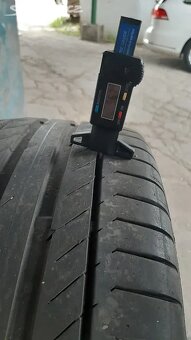 Prodám 2 x letní pneu Continental 235/55/18 - 4
