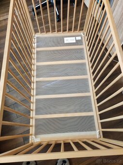 Dřevěná postýlka IKEA SNIGLAR + matrace + prostěradlo - 4