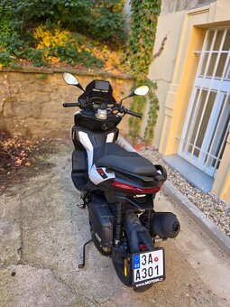 Aprilia SR GT - 4