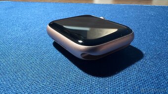 Apple Watch SE 2020 - růžová barva velikost 44mm - 4