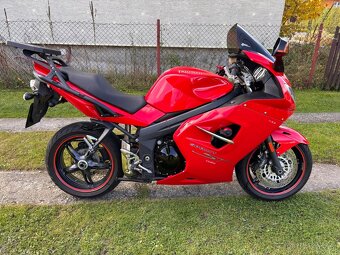 Triumph Sprint ST 1050 - 4