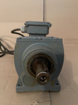 Elektromotor s převodovkou - 4