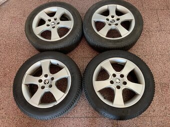 Originalní ALU kola Škoda 5x112 r16 zimní pneu 6mm - 4