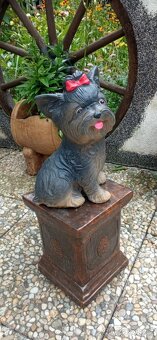 Zahradní dekorace-Soška jorkšír s červenou mašlí - 4