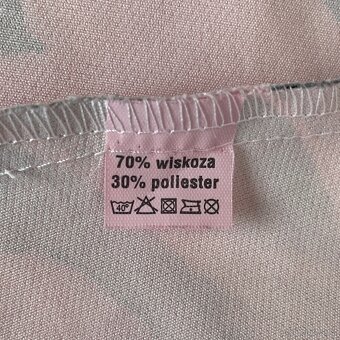 Krásné růžové krátké dámské šaty bez ramínek s květinami - 4