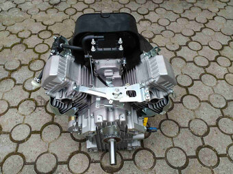 Silný dvouválcový motor pro zahradní traktory 22 koní - 4