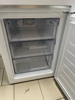 Zánovní lednice Beko RCNE365E40W - 4