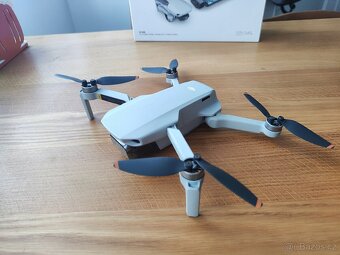 Dron DJI Mini SE Fly More Combo - 4