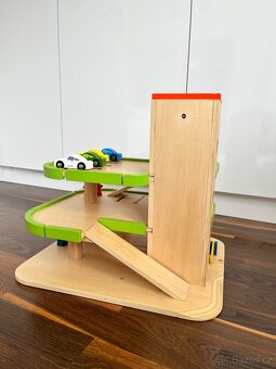 Dřevěná třípatrová garáž WOODY + autíčka, postavičky, značky - 4