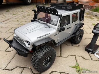 RC Jeep Founder 1/8 expedice - 4