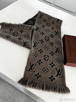Louis Vuitton logomani šála v beige barvě - 4