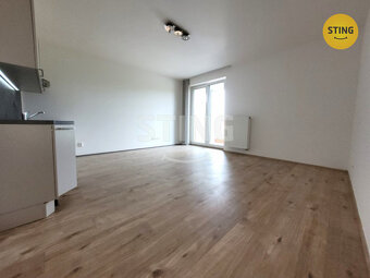 Pronájem bytu 1+kk s balkónem a krytým stáním, ul. S, 132515 - 4