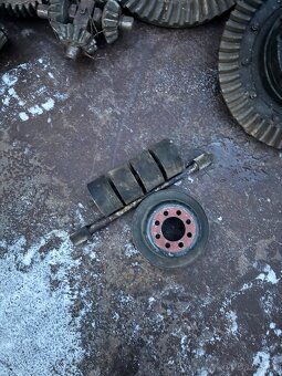 Prodám náhradní díly zetor - 4