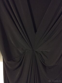 Krásné černé šaty s řasením - 4