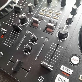 Numark Mixtrack Pro FX - 4