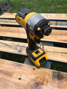 Rázový utahovák DeWALT DCF887 - 4