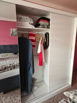 Velká bílá skrin s posuvnými dveřmi - 4
