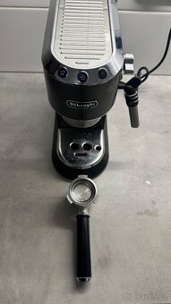 Kávovar pákový De'Longhi Dedica EC 685.BK - 4