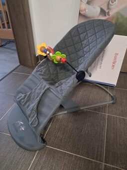 Lehátko BABYBJÖRN s hračkou šedá barva - 4
