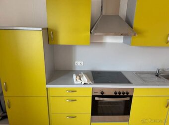 Moderní žlutá kuchyně s vestavěnými spotřebiči,5555 - 4