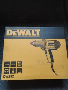 Profesionální Rázový utahovák DEWALT 710W, pul roku starý - 4