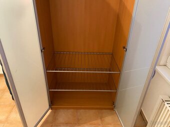 Velká šatní skříň Ikea s tyčí na ramínka a policemi - 4
