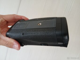 Nikon mb-d17 originální grip - 4