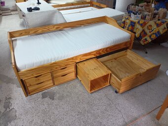 Prodám krásnou postel z masivu 90 x 200 cm se šuplíky - 4